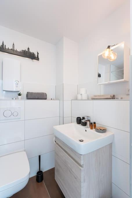 - Cozy Apartment In The Heart Of Duisburg With New York Design & Betten & Sofa - 5 Mins Central Station Hbf - Big Tv & Wifi -- Exterior photo