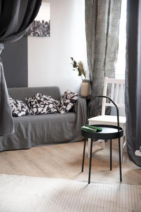 - Cozy Apartment In The Heart Of Duisburg With New York Design & Betten & Sofa - 5 Mins Central Station Hbf - Big Tv & Wifi -- Exterior photo
