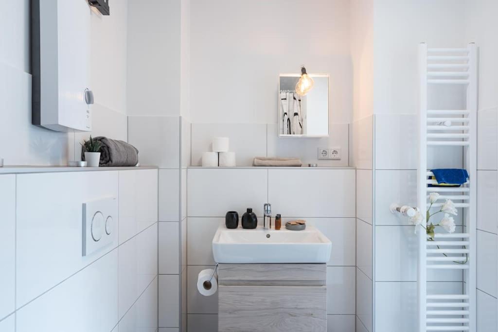 - Cozy Apartment In The Heart Of Duisburg With New York Design & Betten & Sofa - 5 Mins Central Station Hbf - Big Tv & Wifi -- Exterior photo
