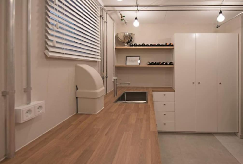 - Cozy Apartment In The Heart Of Duisburg With New York Design & Betten & Sofa - 5 Mins Central Station Hbf - Big Tv & Wifi -- Exterior photo
