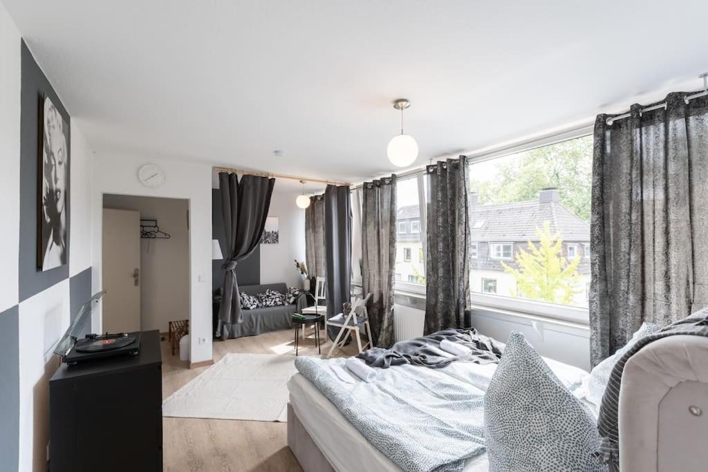 - Cozy Apartment In The Heart Of Duisburg With New York Design & Betten & Sofa - 5 Mins Central Station Hbf - Big Tv & Wifi -- Exterior photo